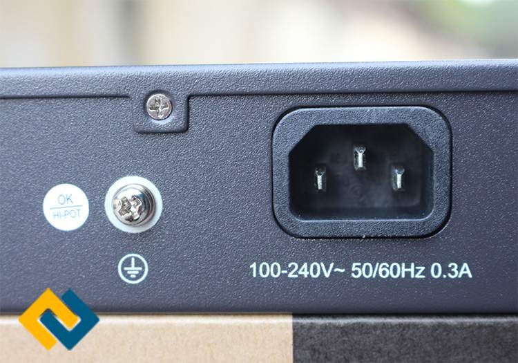 Ổ cắm nguồn phía sau Switch