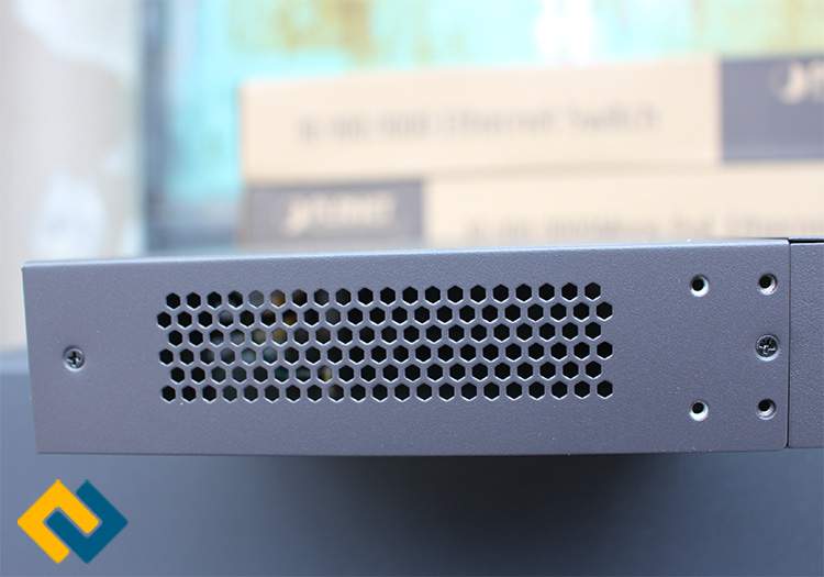 Lỗ thông gió 2 bên của Switch hình lỗ tổ ong